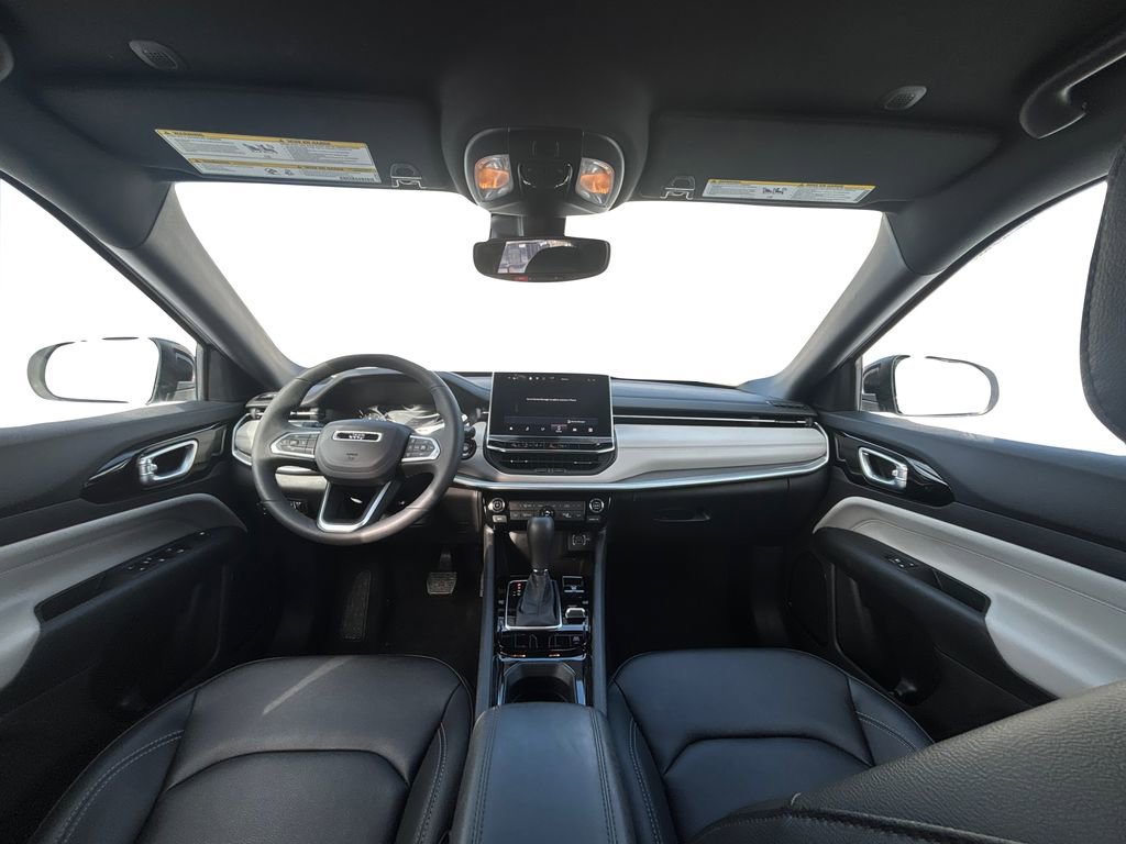 Used 2025 Jeep Compass Limited image 17