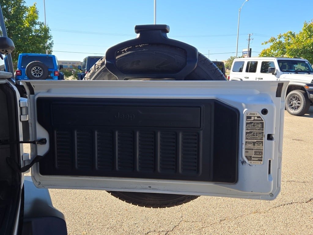 Used 2018 Jeep Wrangler Unlimited Sahara w/ Cold Weather Group image 17