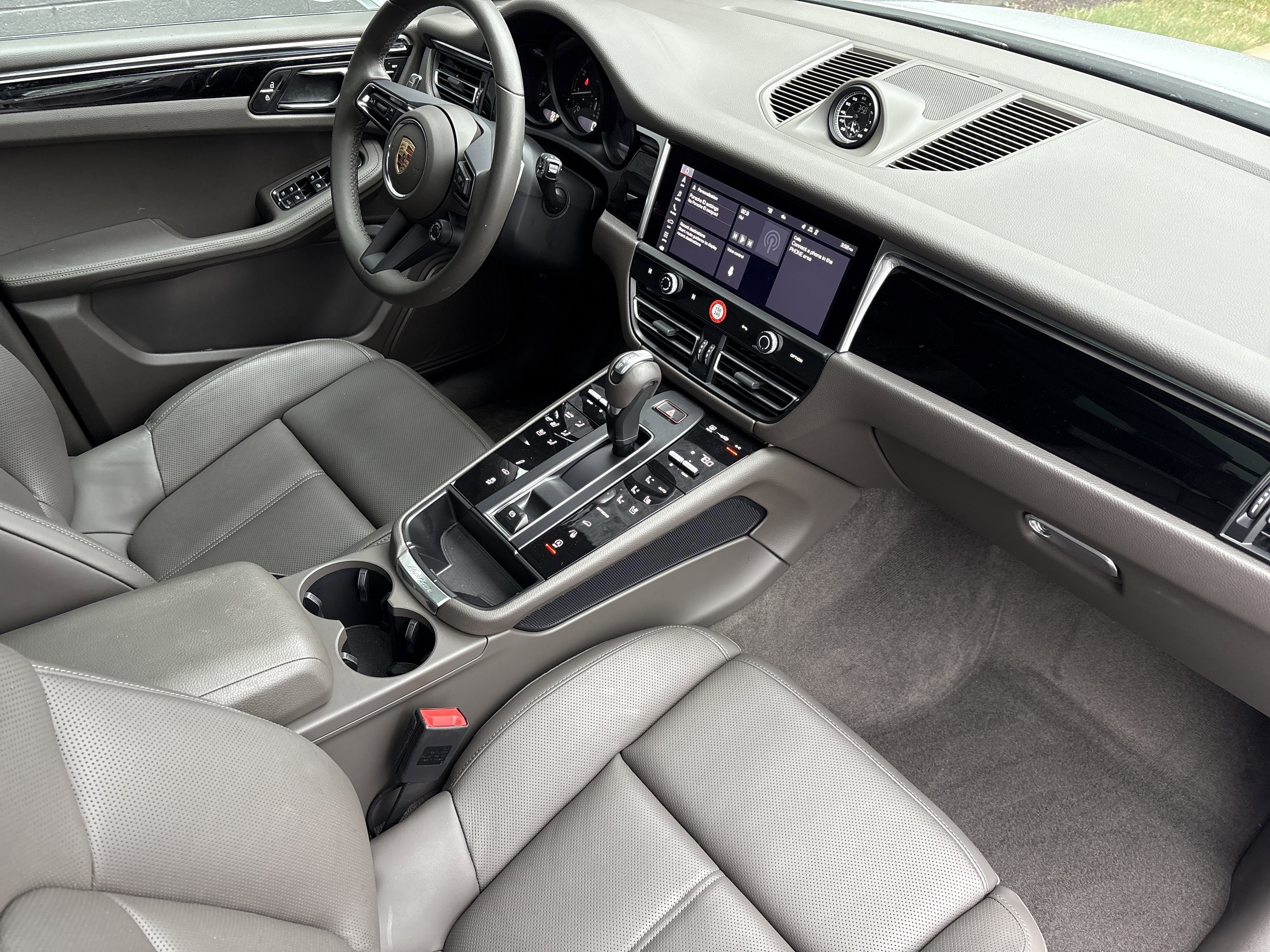 Certified 2025 Porsche Macan image 28