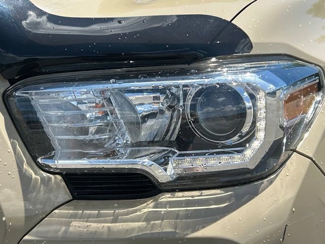 Used 2018 Toyota Tacoma TRD Off-Road w/ Technology Package AWD/4WD image 12