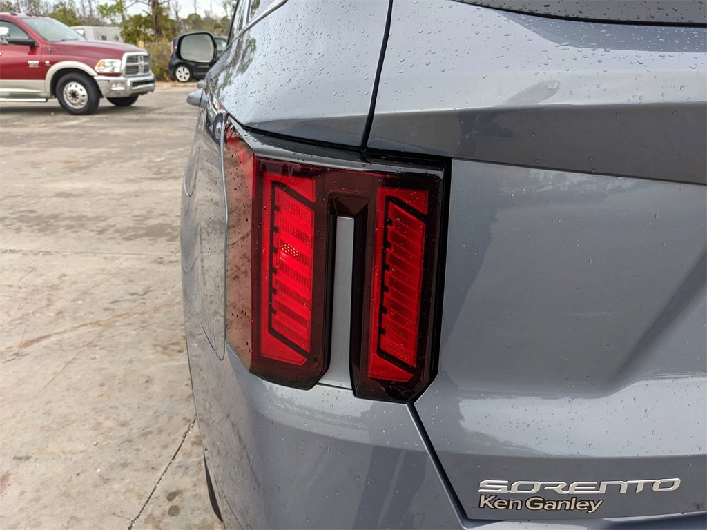 Certified 2024 Kia Sorento LX image 12