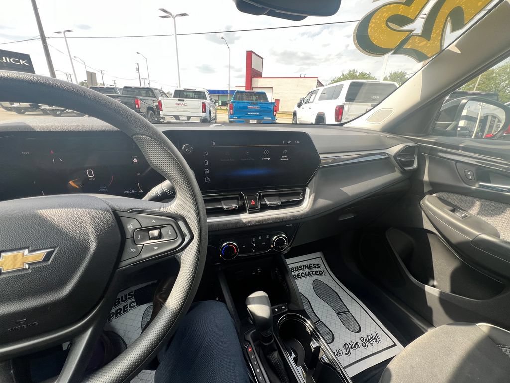 Used 2025 Chevrolet TrailBlazer LT AWD/4WD image 21