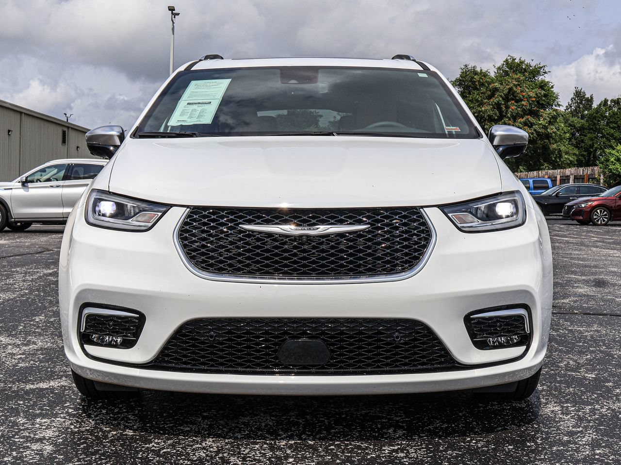Used 2025 Chrysler Pacifica Pinnacle FWD image 2