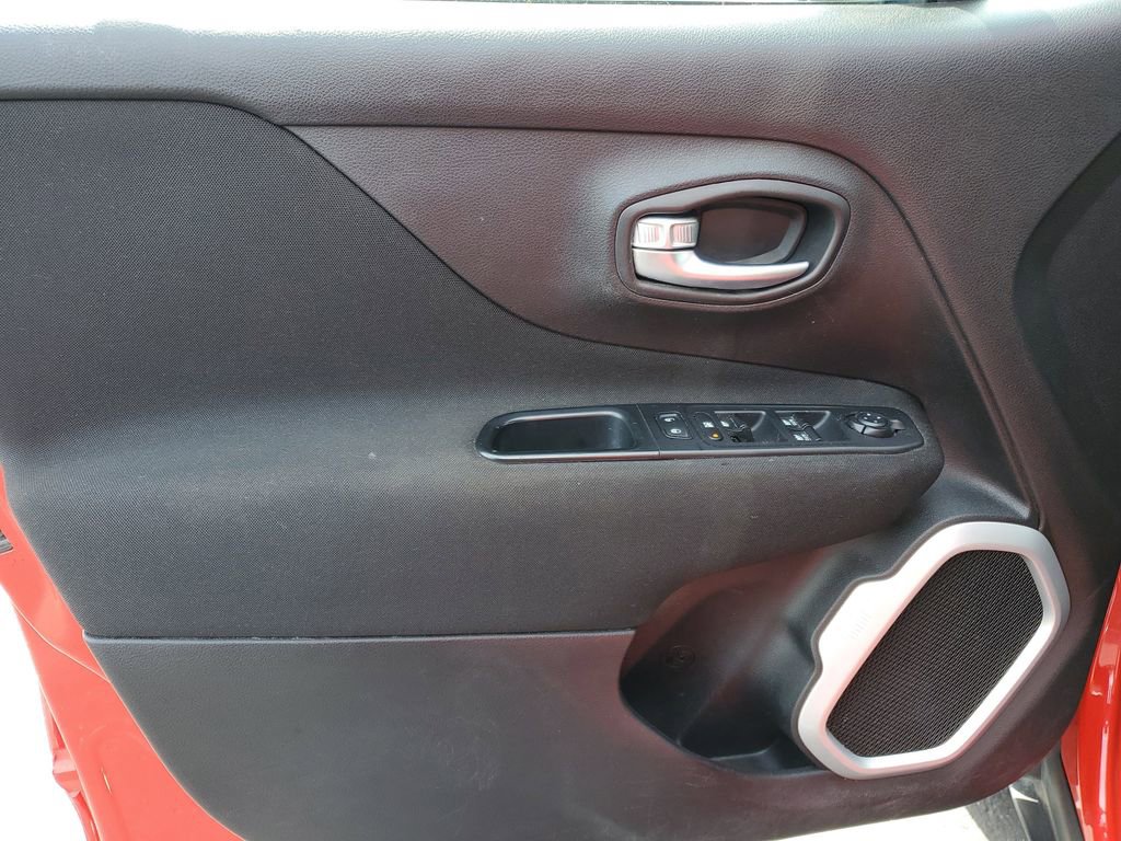 Used 2018 Jeep Renegade Latitude w/ Popular Equipment Group FWD image 22