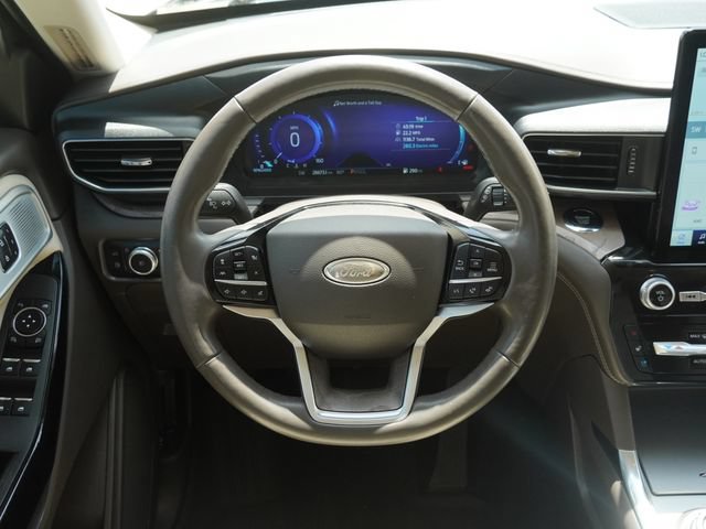 Used 2023 Ford Explorer Platinum w/ Technology Package AWD/4WD image 17