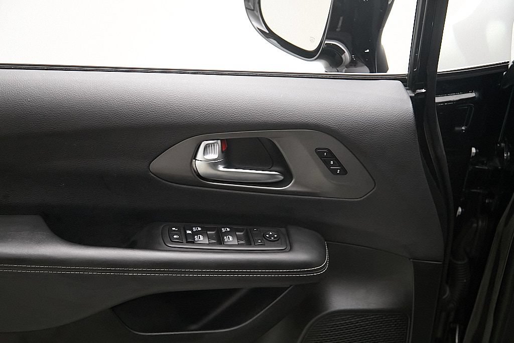 Used 2025 Chrysler Pacifica Select AWD/4WD image 11
