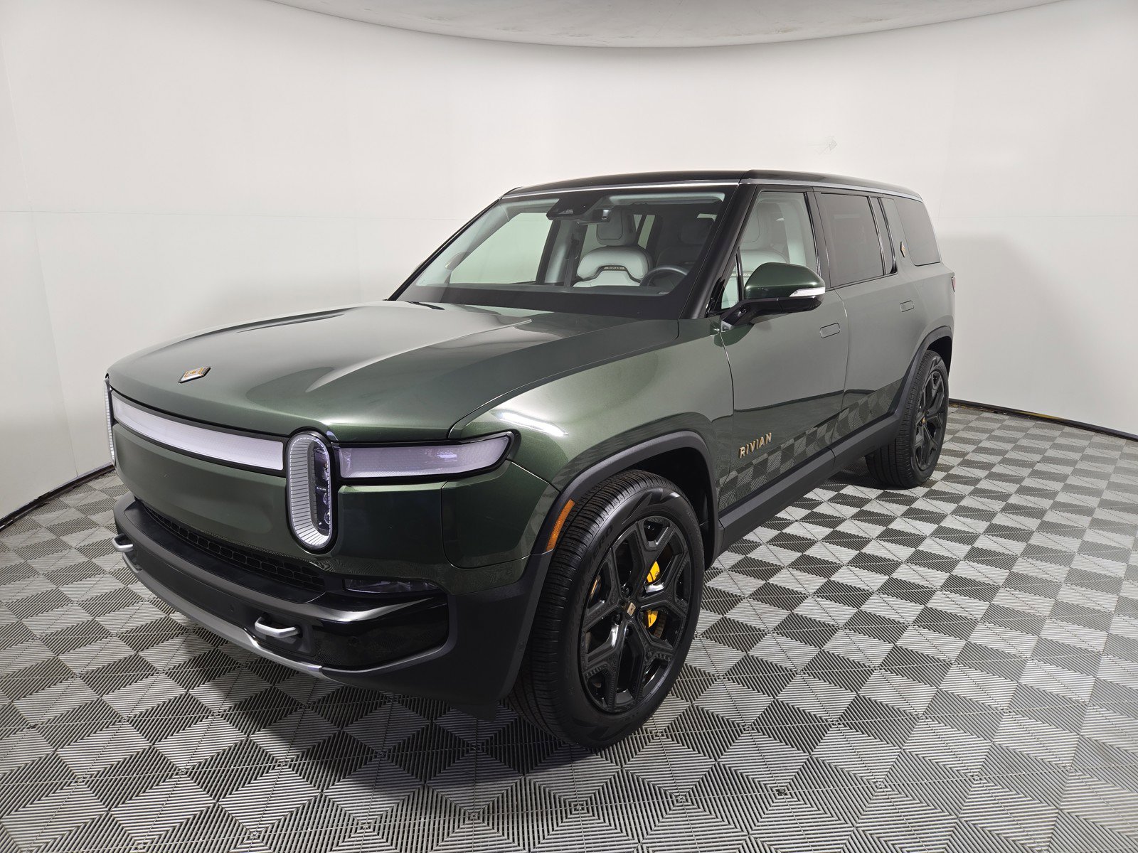 Used 2024 Rivian R1S Adventure AWD/4WD image 1