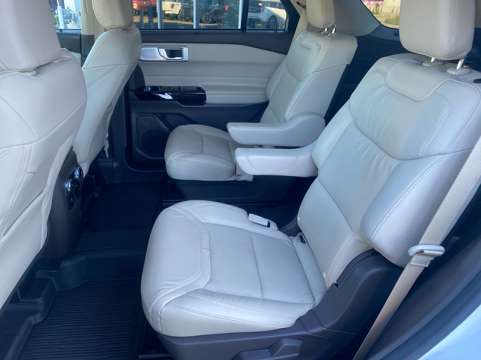 Used 2022 Ford Explorer Platinum w/ Equipment Group 601A AWD/4WD image 23