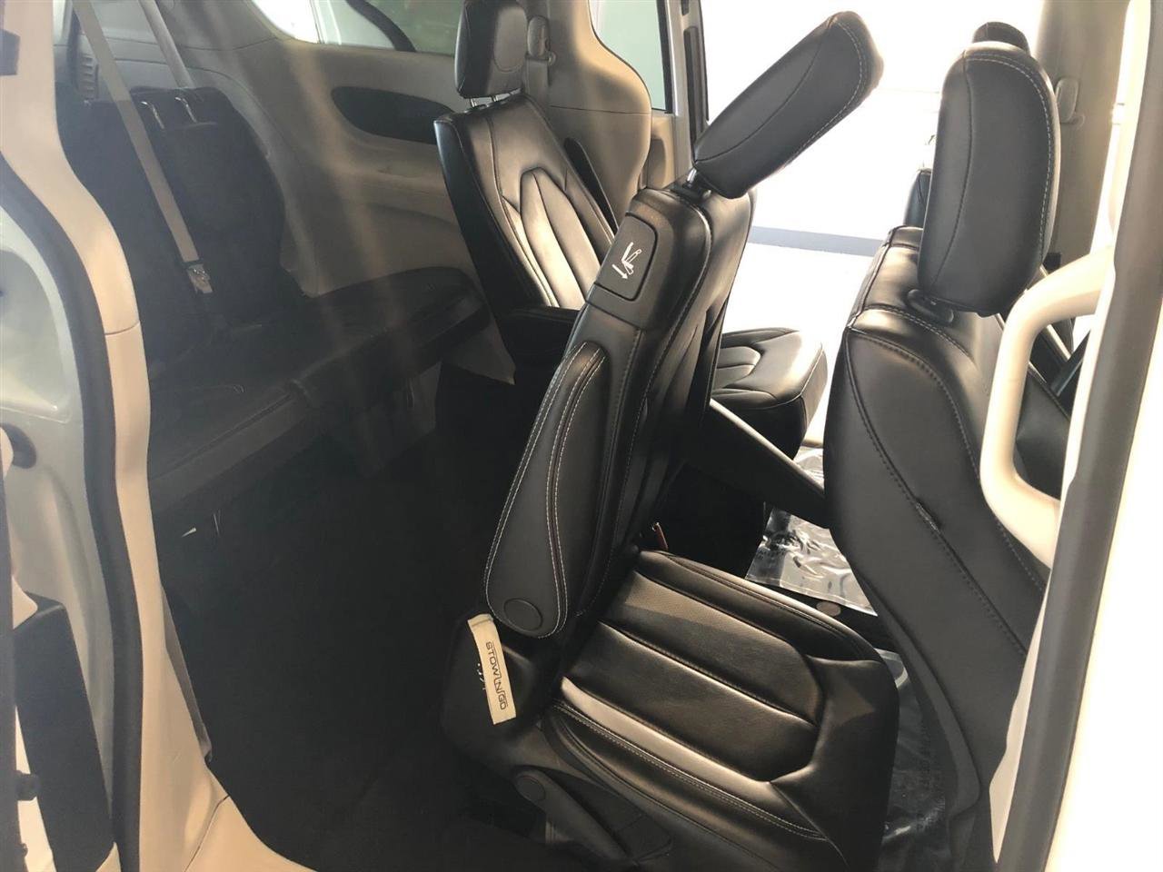 Used 2023 Chrysler Pacifica Touring-L FWD image 15