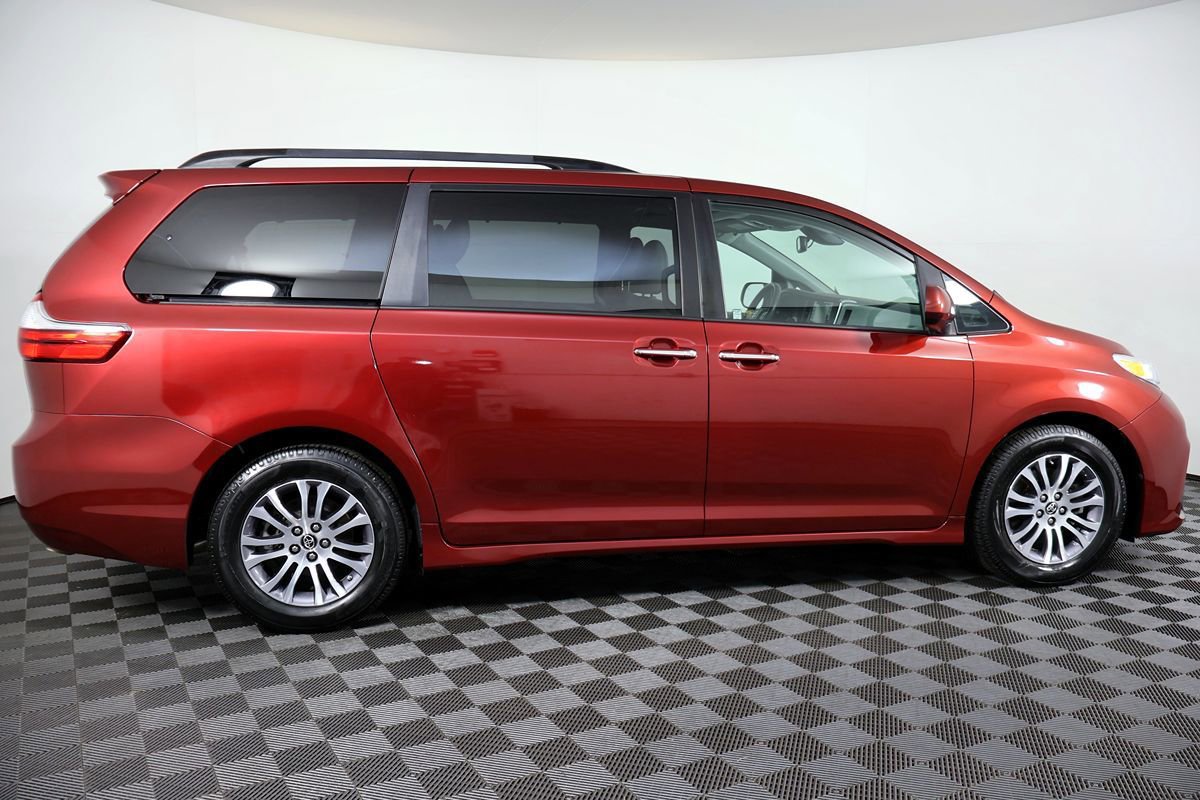 Used 2018 Toyota Sienna XLE w/ XLE Navigation Package FWD image 7