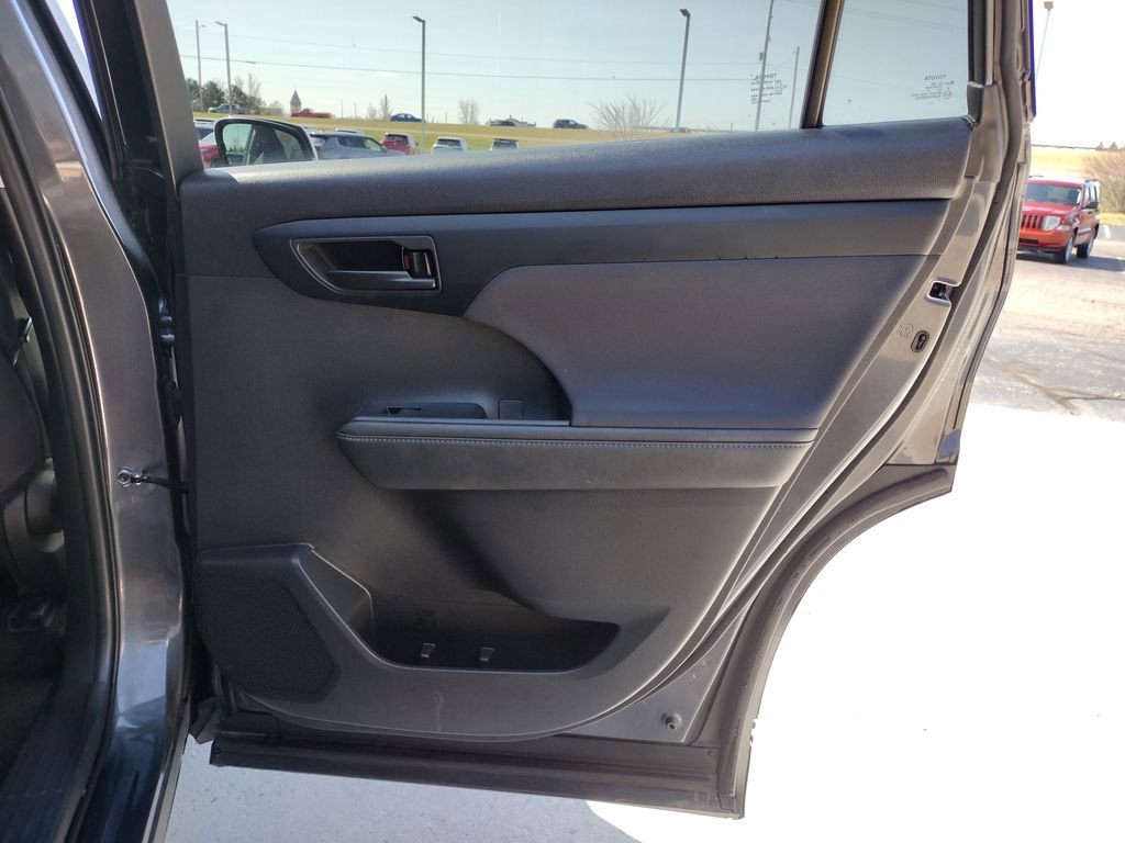 Used 2024 Toyota Highlander LE image 31