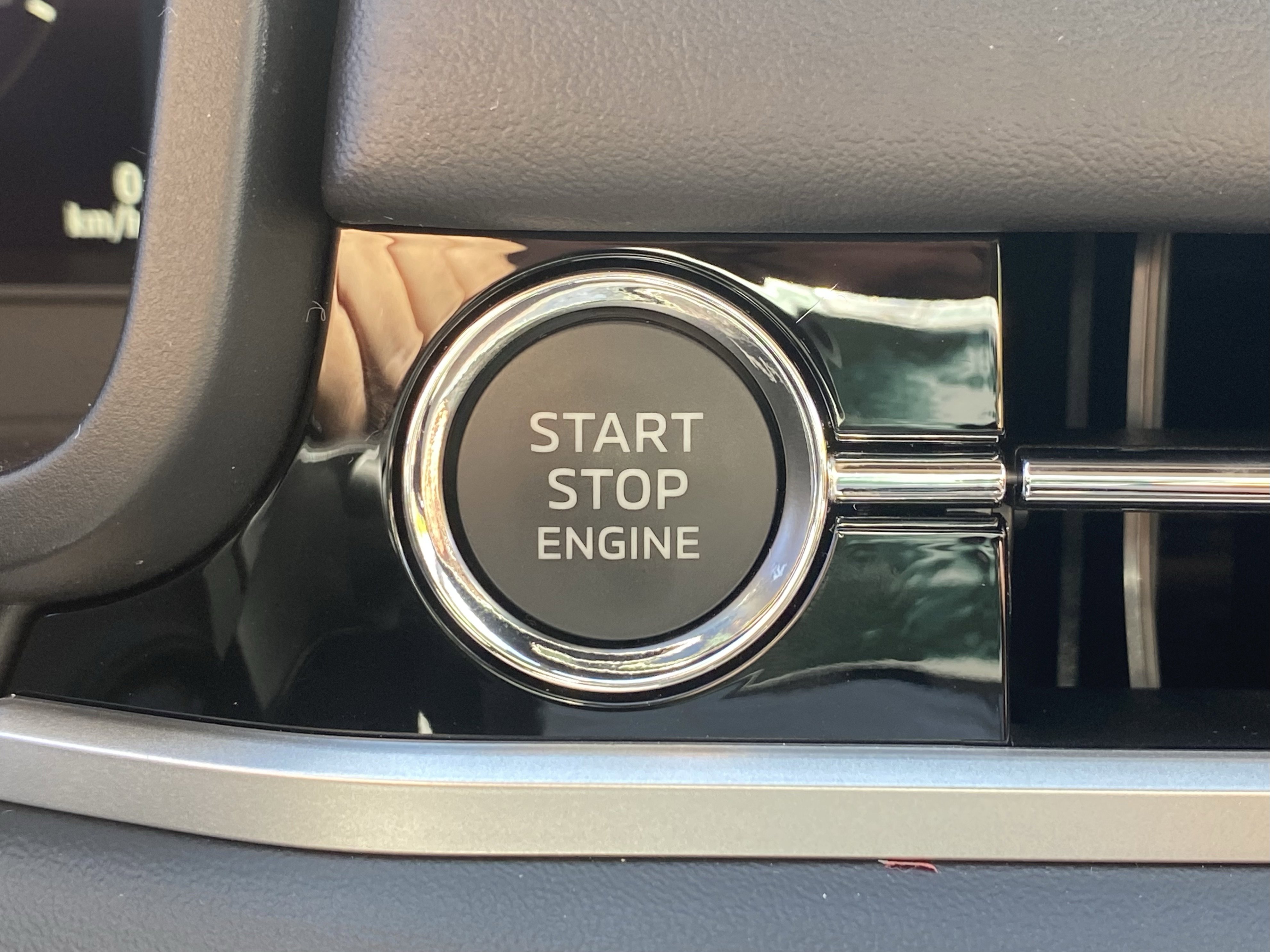 New 2025 Mitsubishi Outlander SE image 9