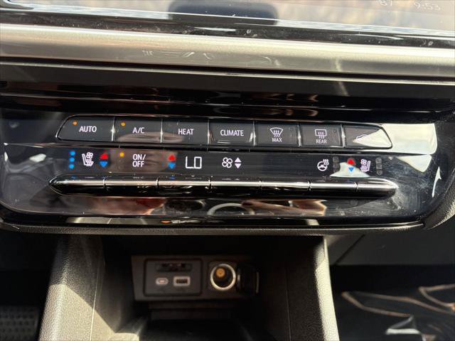 Used 2023 Chevrolet Bolt EUV Premier FWD image 17