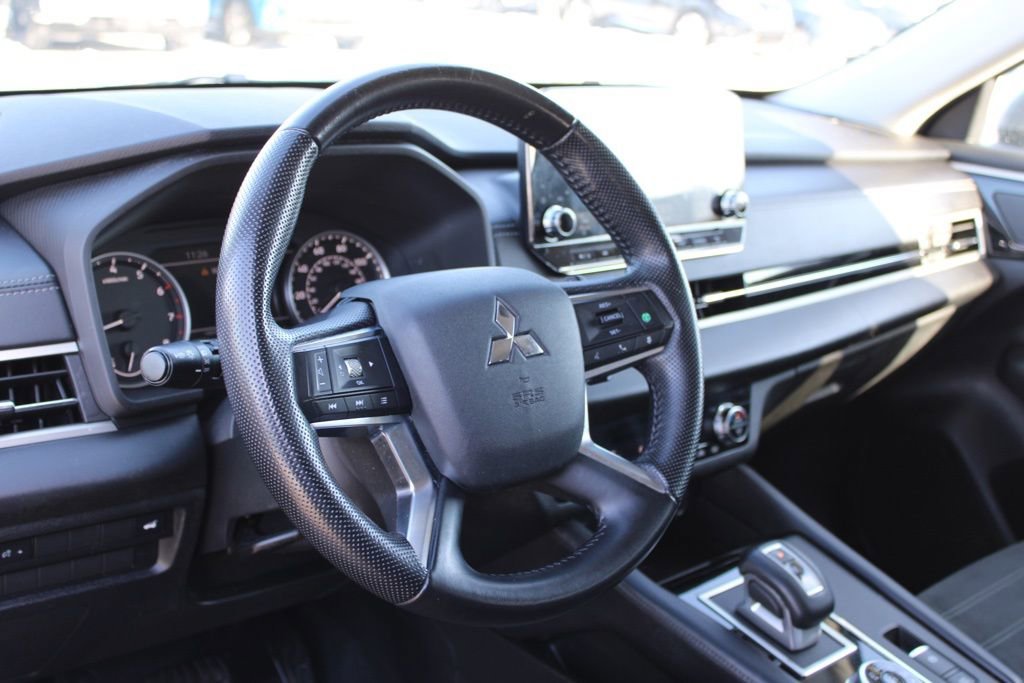 Used 2022 Mitsubishi Outlander SE image 18