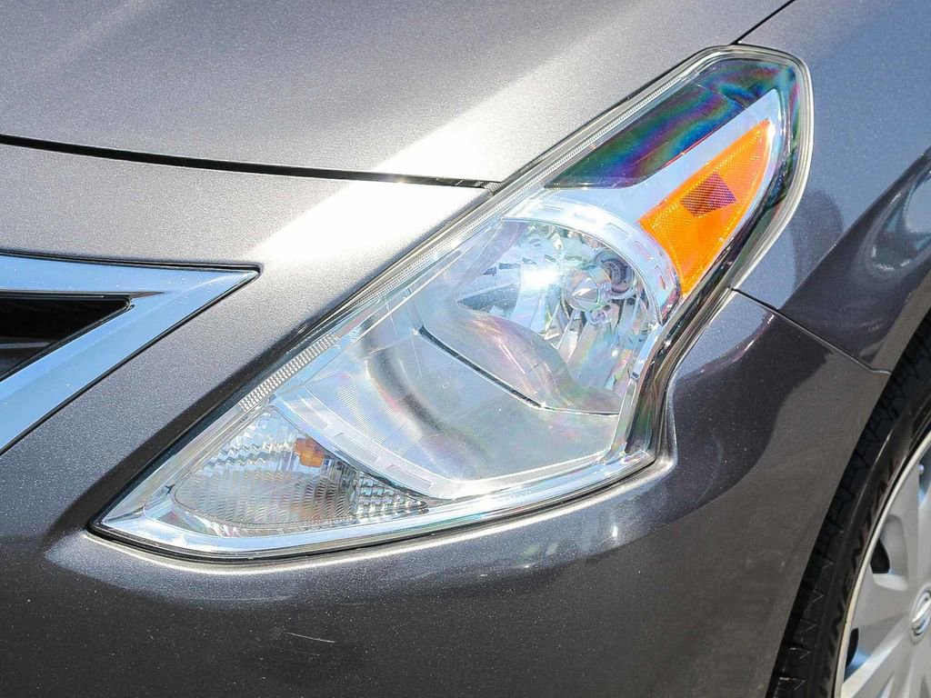 Used 2018 Nissan Versa SV FWD image 4