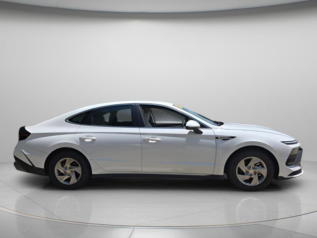 Used 2025 Hyundai Sonata SE FWD image 4