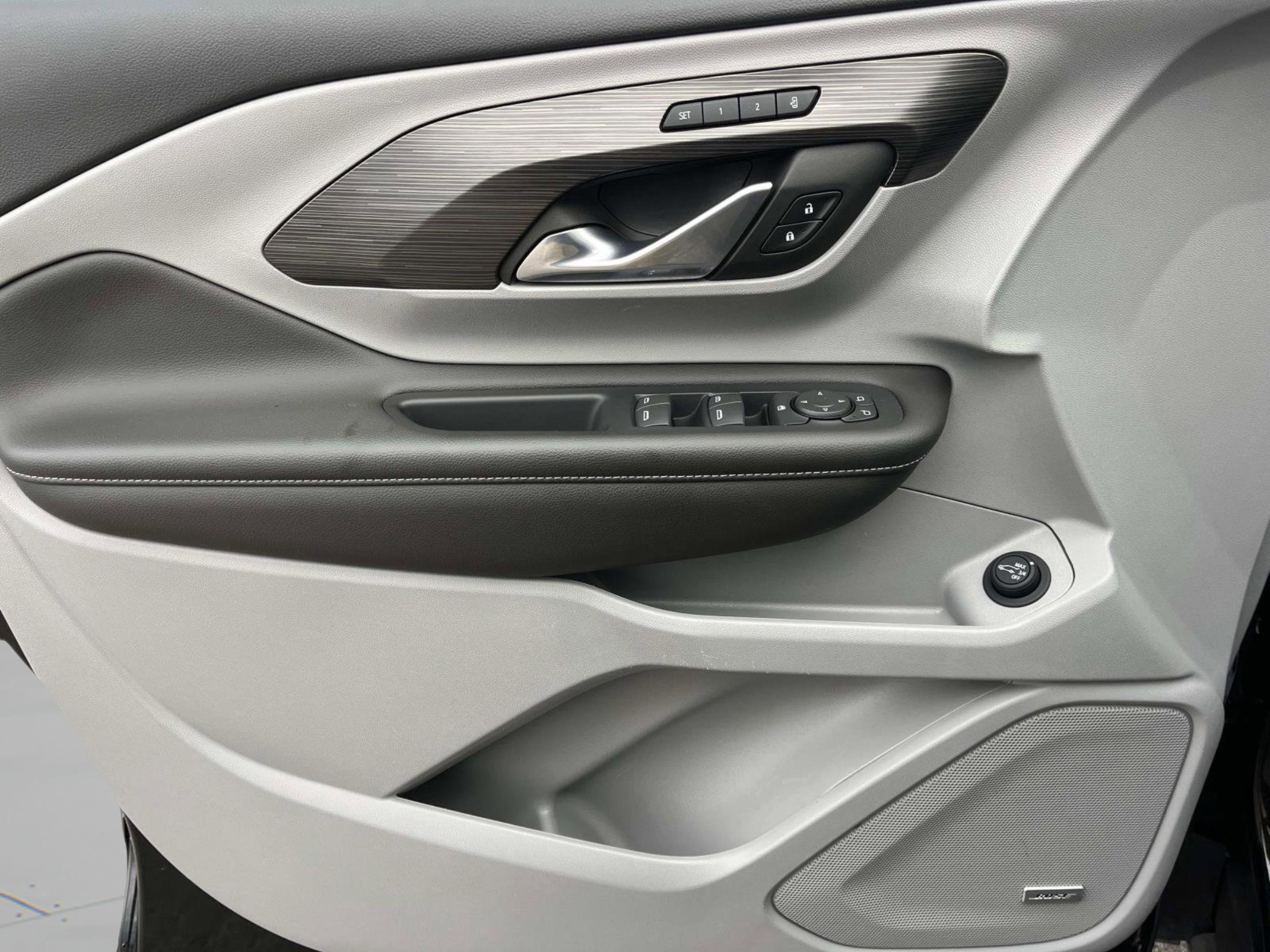 Used 2023 GMC Terrain SLT w/ Infotainment Package II image 29