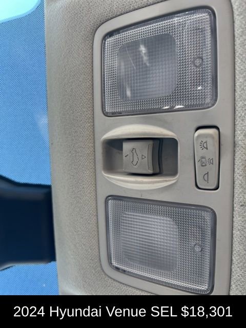 Used 2024 Hyundai Venue SEL image 24