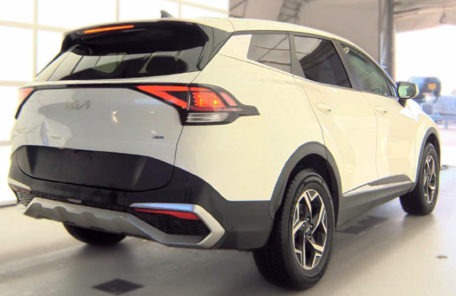 Used 2024 Kia Sportage LX AWD/4WD image 4