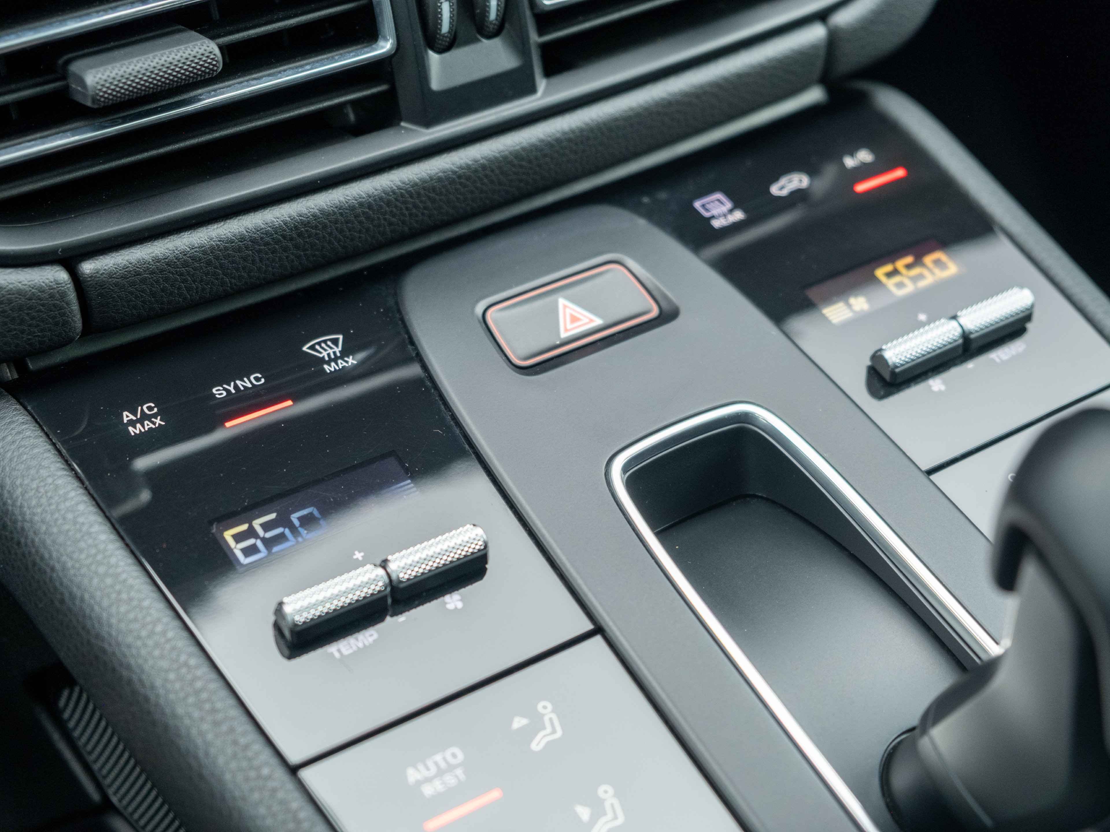 Certified 2023 Porsche Macan AWD/4WD image 31