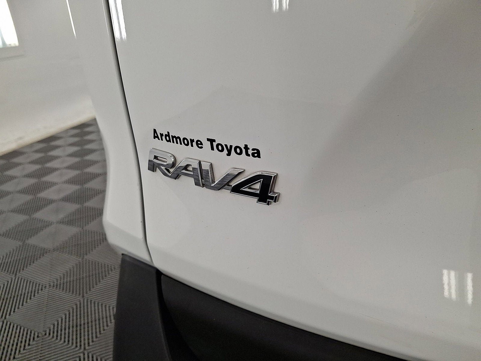 Certified 2019 Toyota RAV4 XLE w/ Carpet Mat Package AWD/4WD image 16