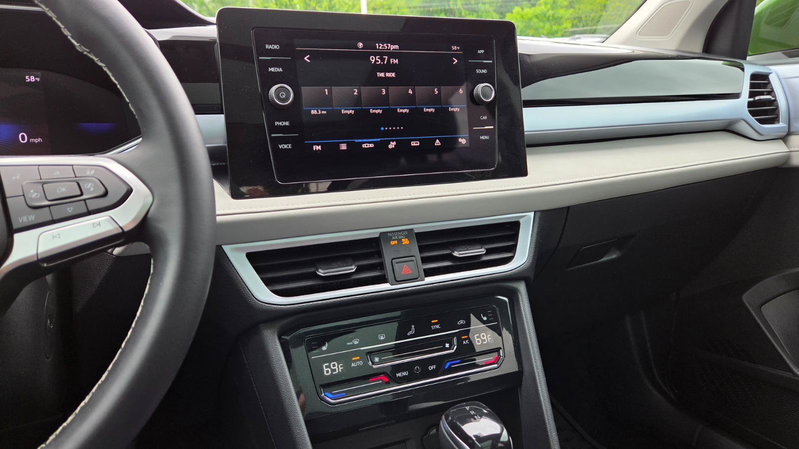 Certified 2025 Volkswagen Taos SE w/ Panoramic Sunroof Package FWD image 27