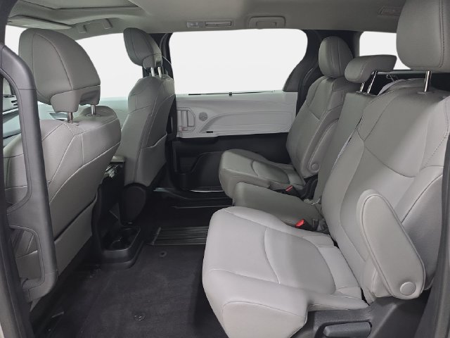 Certified 2025 Toyota Sienna XLE FWD image 10