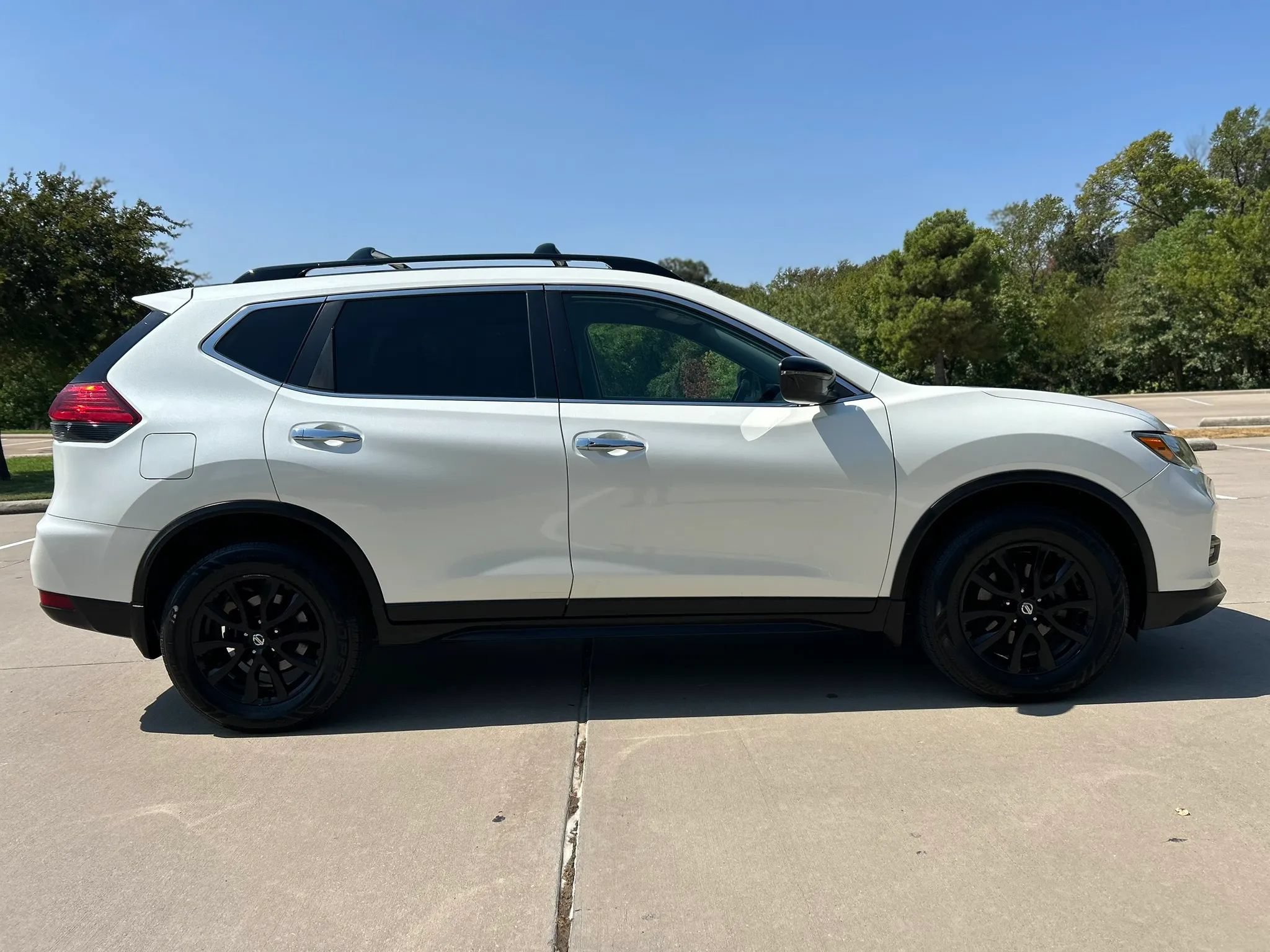 Used 2017 Nissan Rogue SV w/ Midnight Edition AWD/4WD image 5