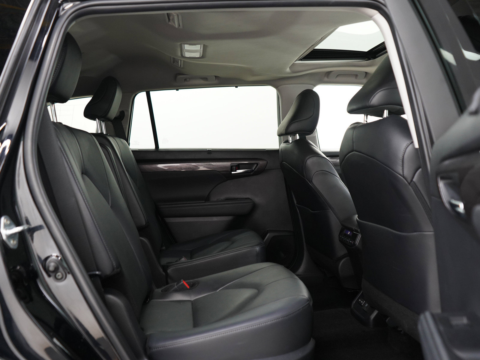 Used 2024 Toyota Highlander Limited AWD/4WD image 14