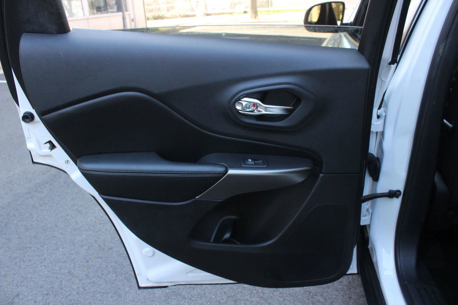 Used 2020 Jeep Cherokee Latitude FWD image 21