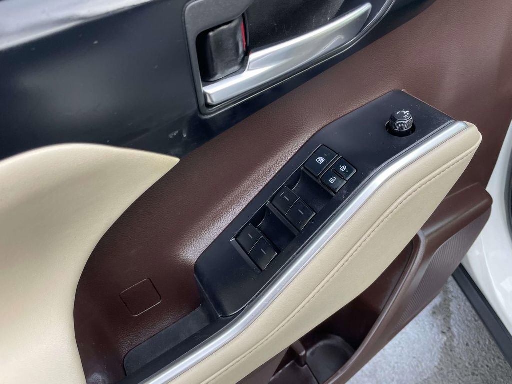 Used 2021 Toyota Highlander XLE image 28