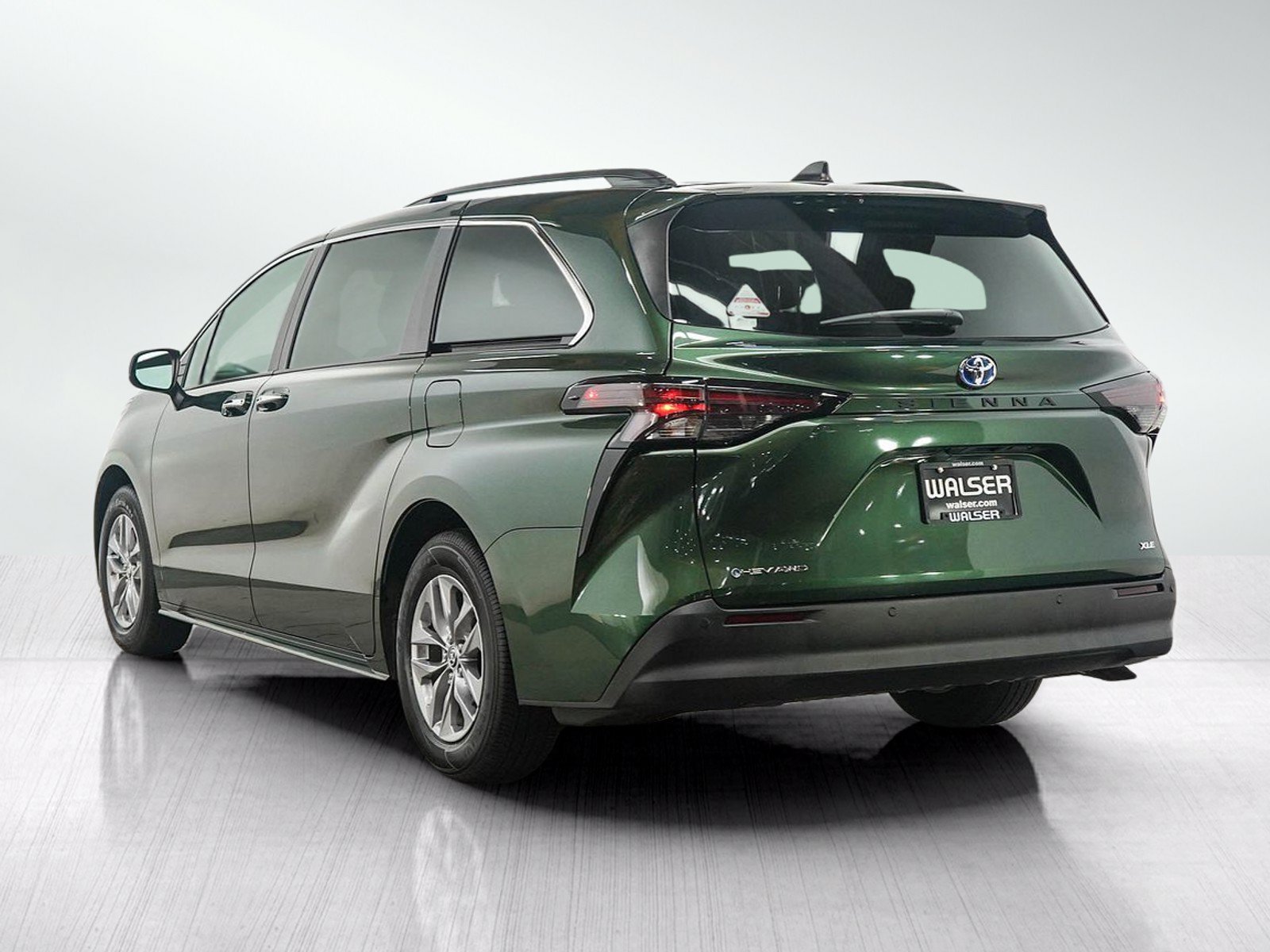 Used 2025 Toyota Sienna XLE w/ XLE Plus Package AWD/4WD image 3