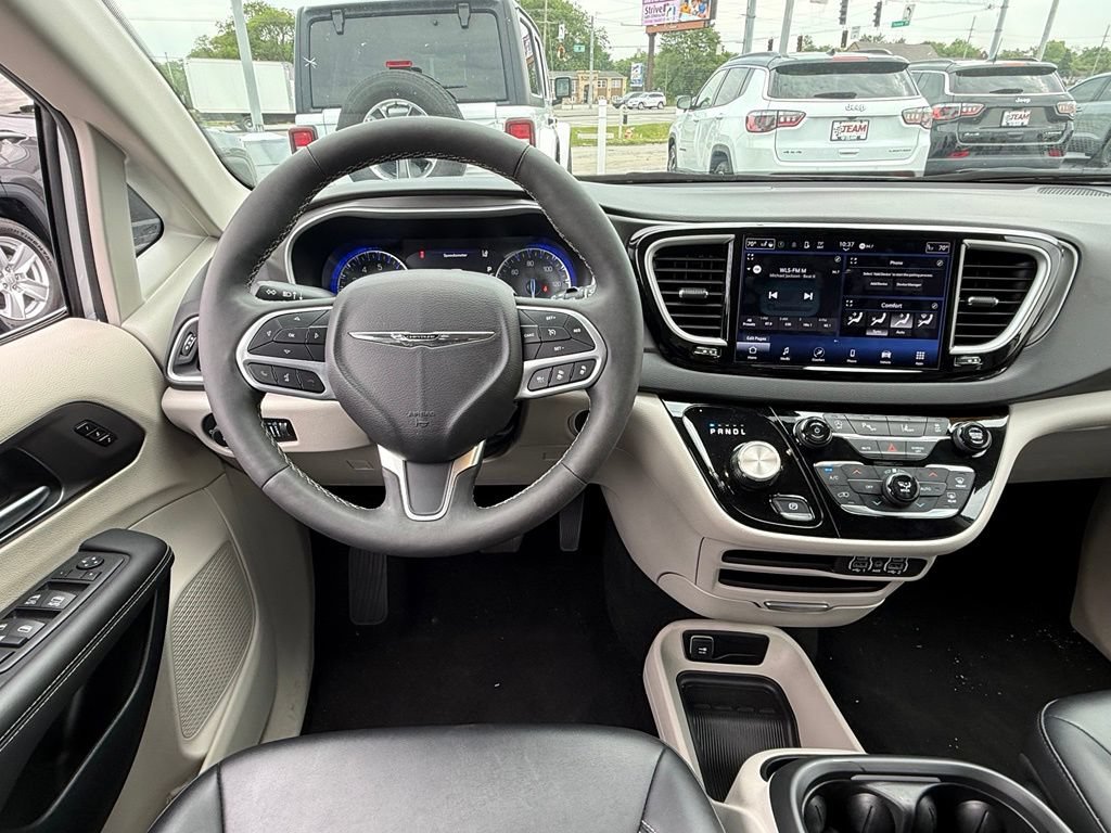 Used 2024 Chrysler Pacifica Touring-L FWD image 16