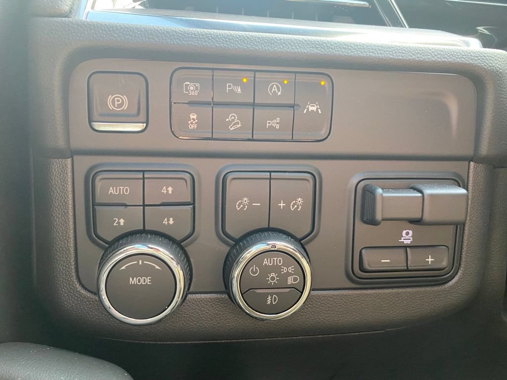 Used 2026 Chevrolet Suburban Premier AWD/4WD image 27