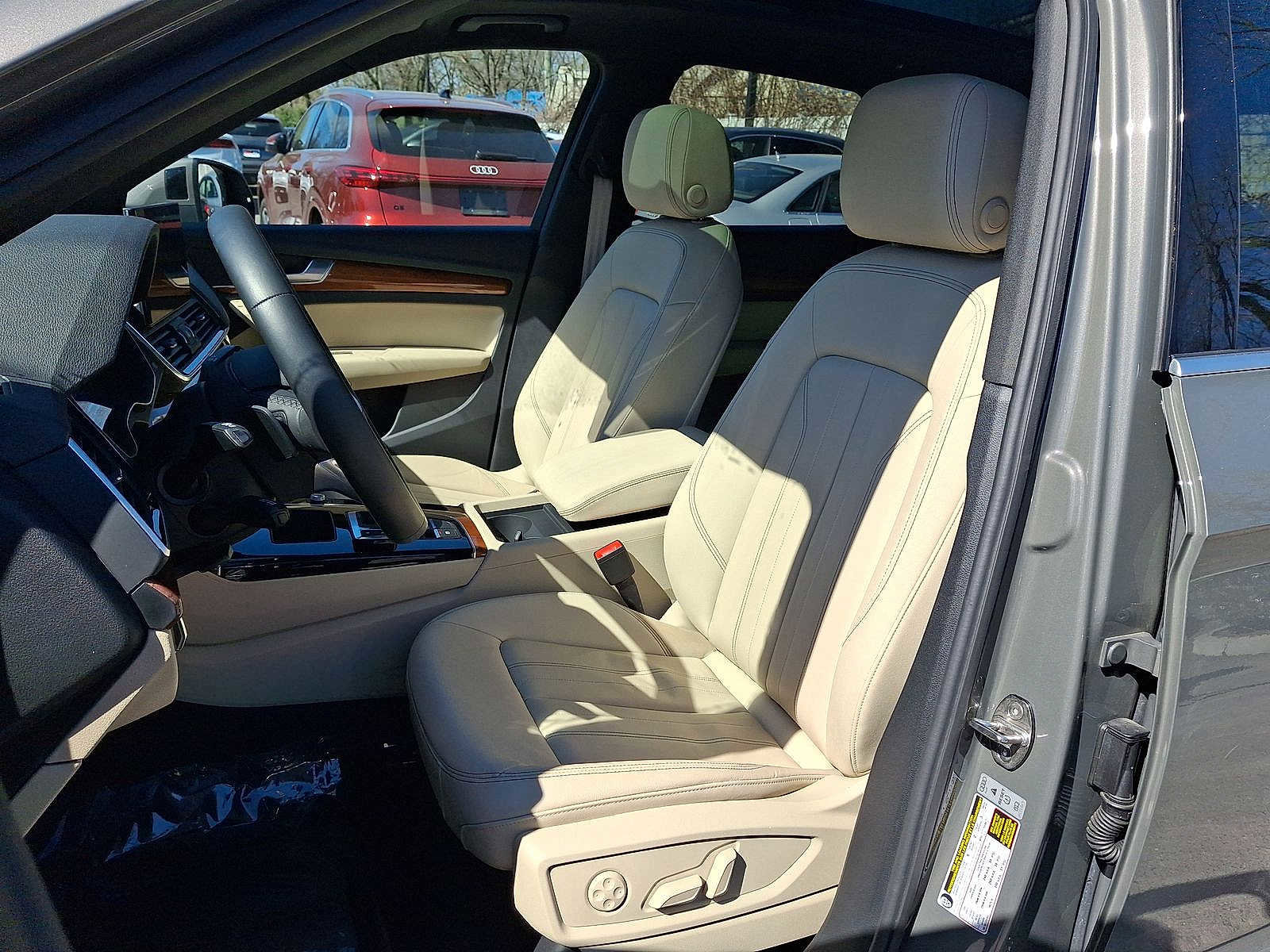 Used 2023 Audi Q5 2.0T Premium w/ Convenience Package image 11