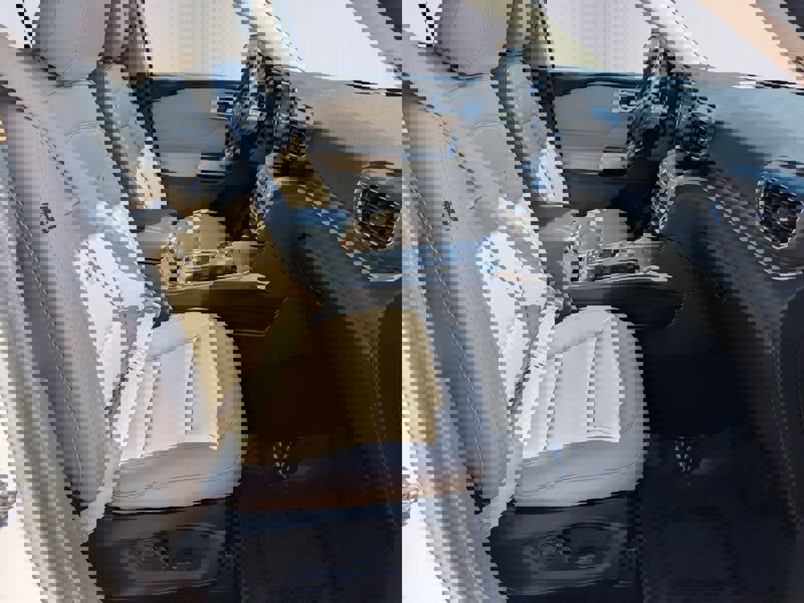 Used 2023 Ford Explorer XLT w/ Equipment Group 202A image 8