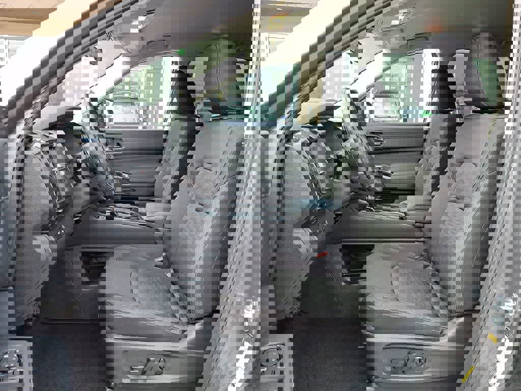 Used 2025 Nissan Pathfinder SV image 14