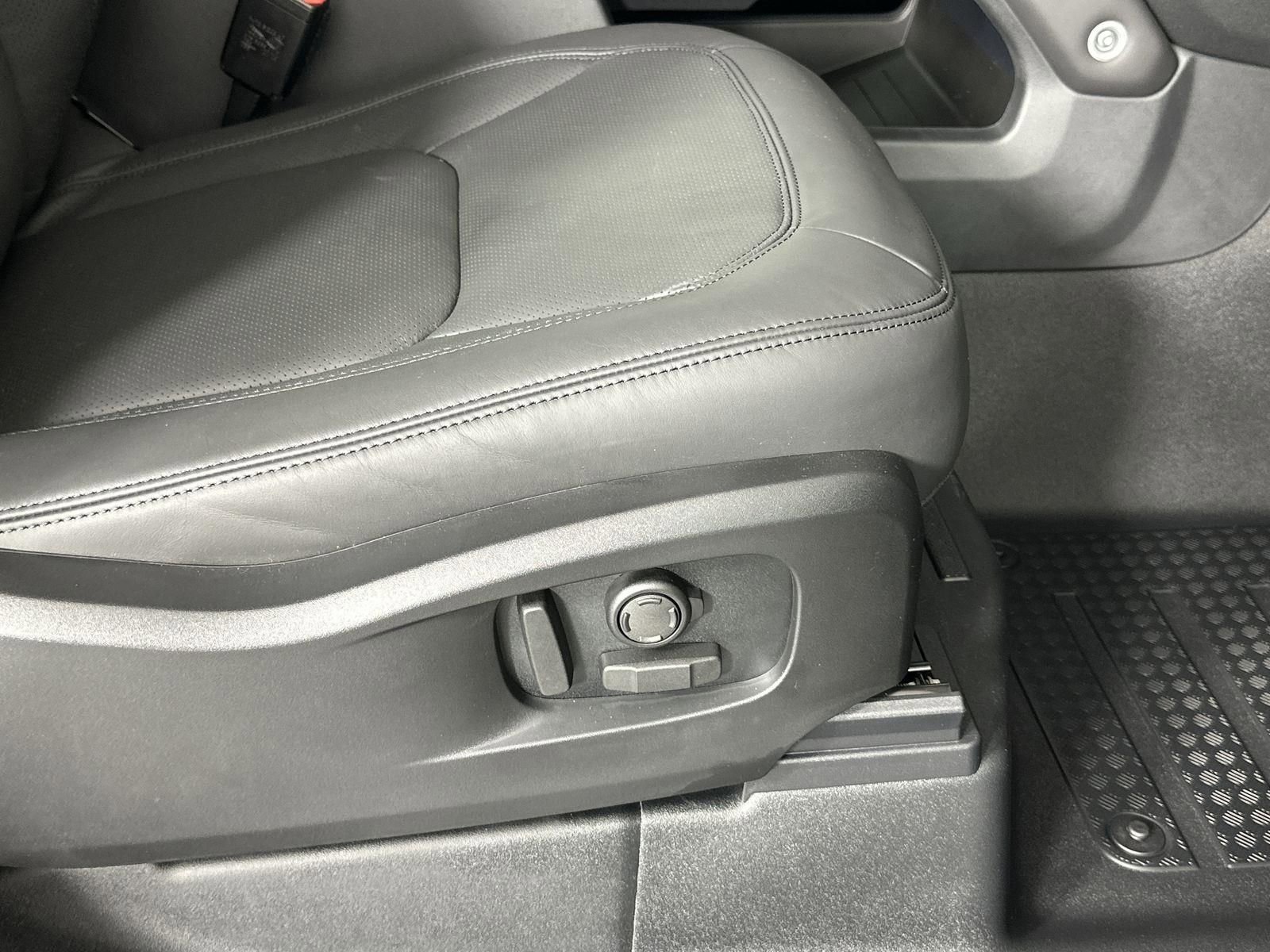 Certified 2023 Land Rover Defender 90 V8 image 33