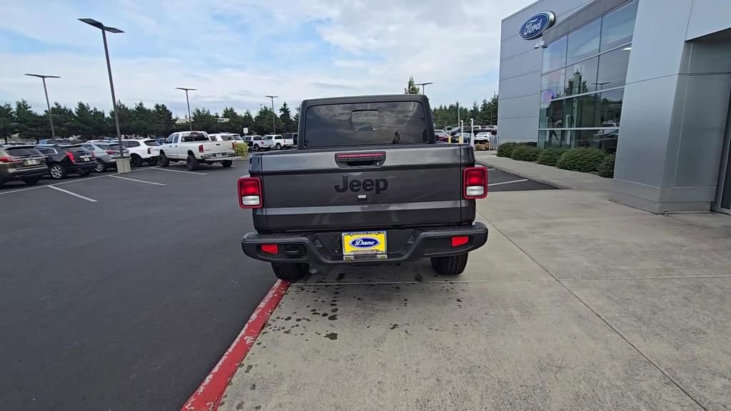 Used 2022 Jeep Gladiator Sport image 3