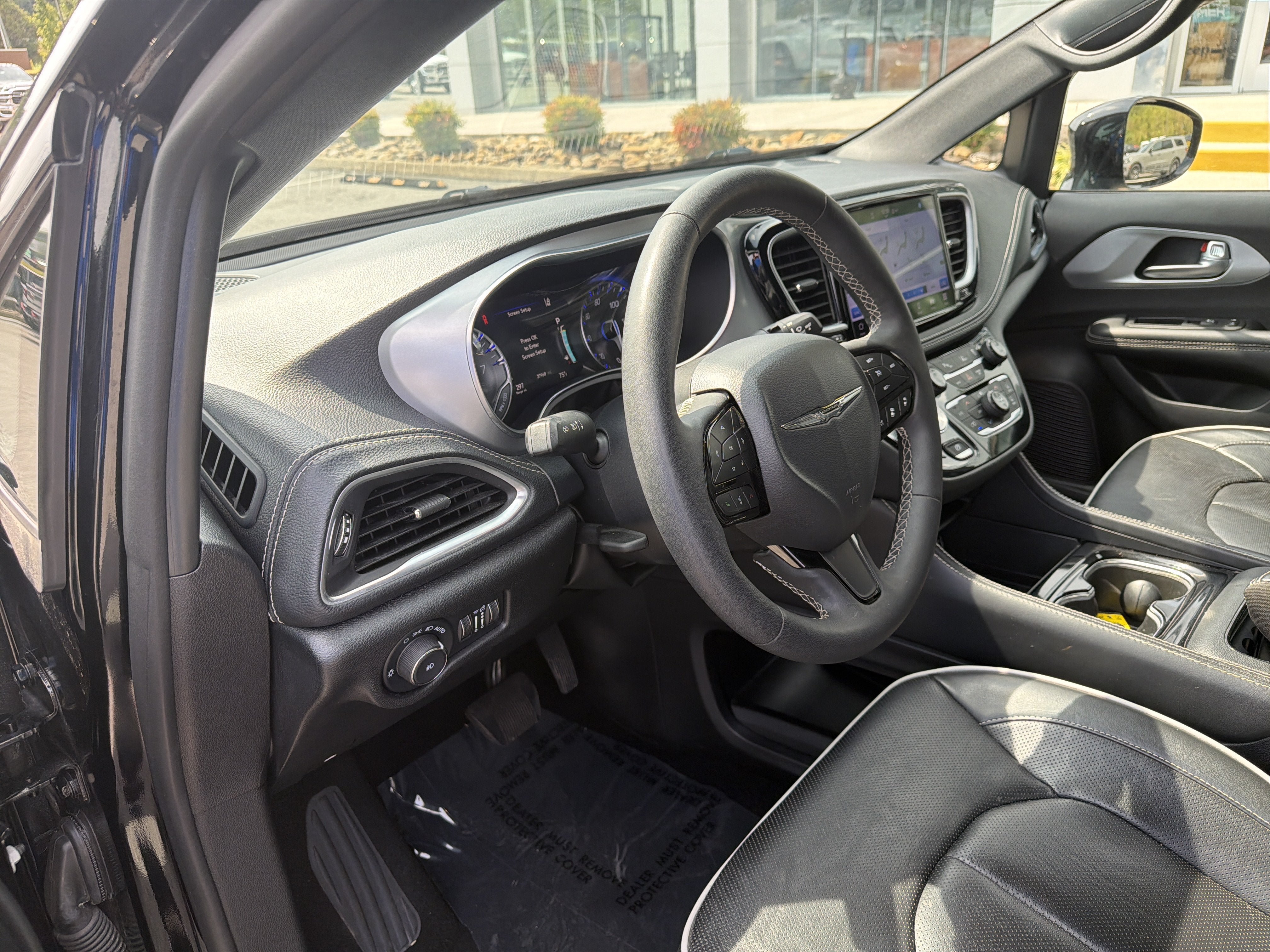 Used 2025 Chrysler Pacifica Limited FWD image 15