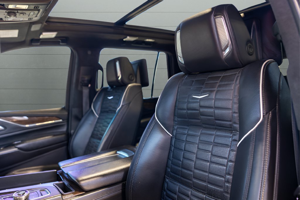 Used 2023 Cadillac Escalade Sport Platinum w/ LPO, ONYX Package AWD/4WD image 2