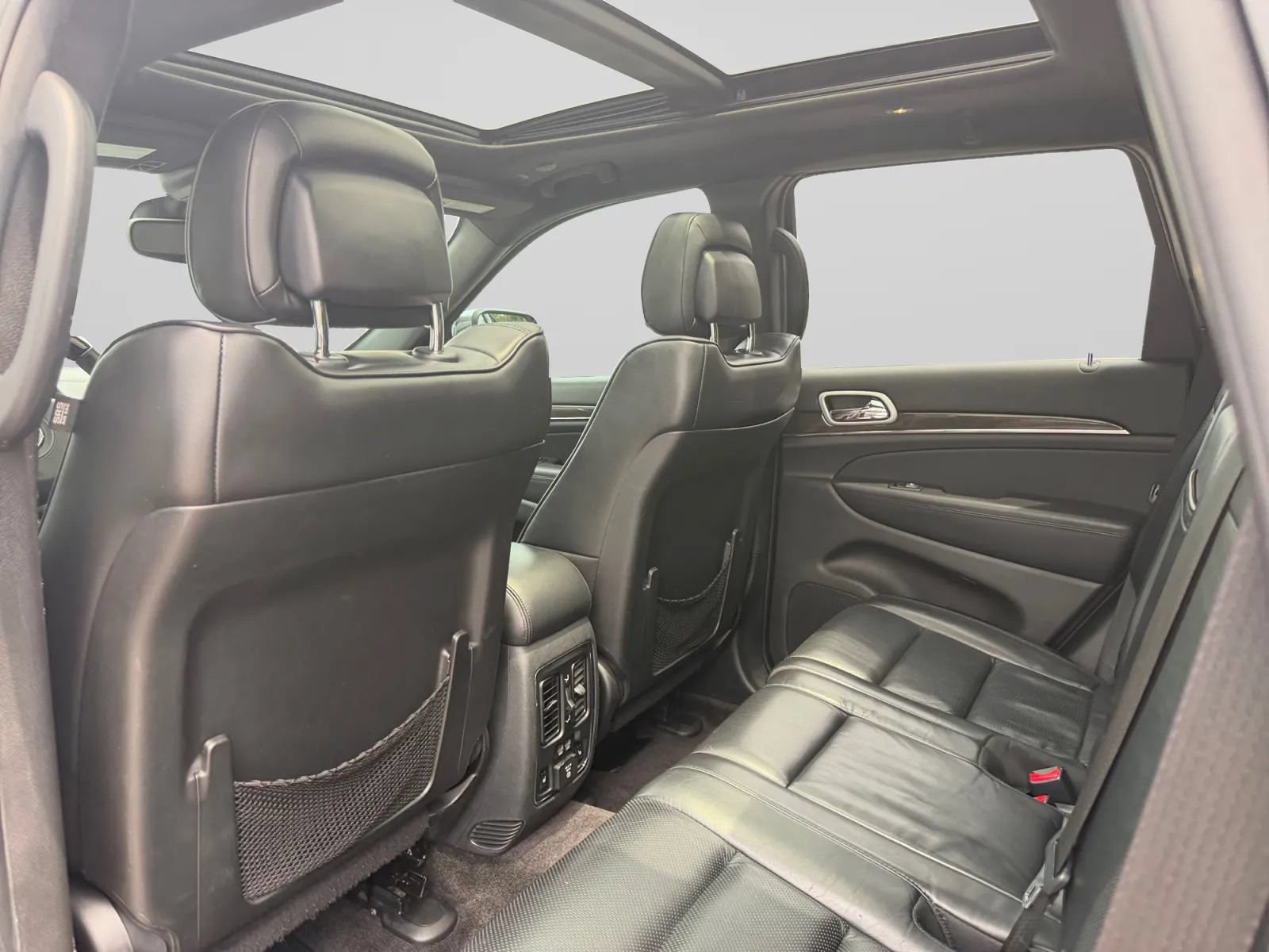 Used 2018 Jeep Grand Cherokee Overland w/ Interior Metal Package RWD image 26