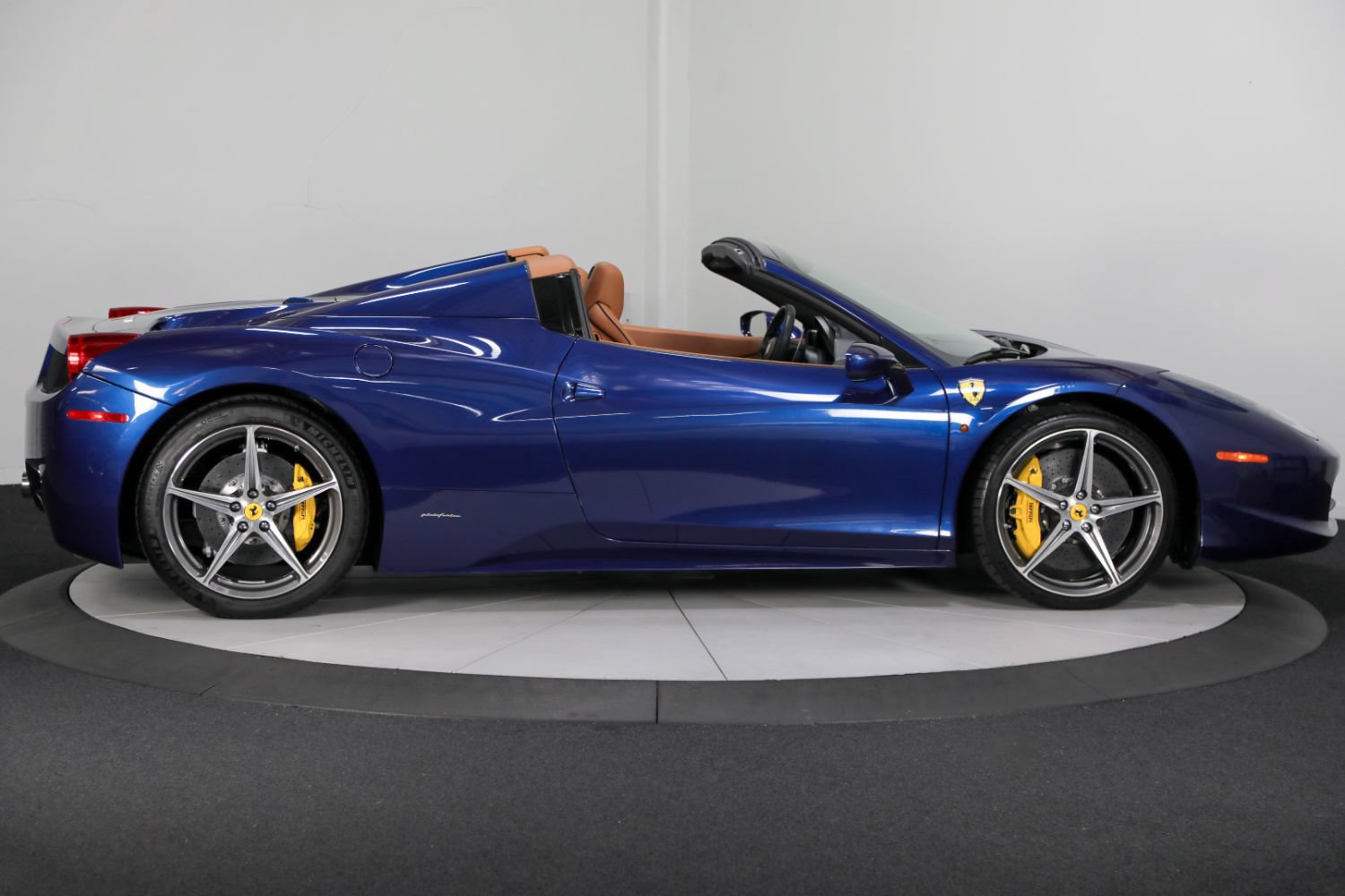 Used 2015 Ferrari 458 Spider RWD image 9