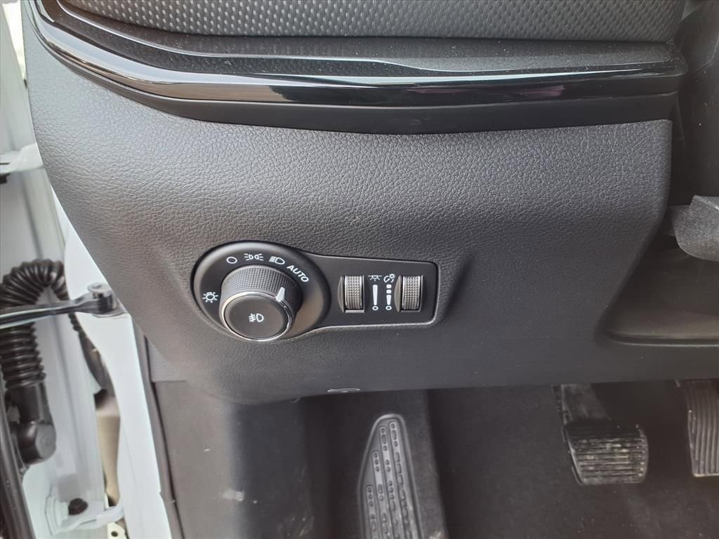 New 2026 Jeep Compass Latitude image 13