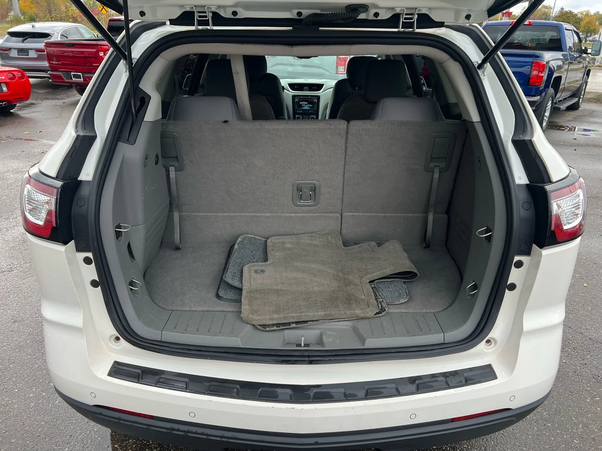 Used 2015 Chevrolet Traverse LT image 16