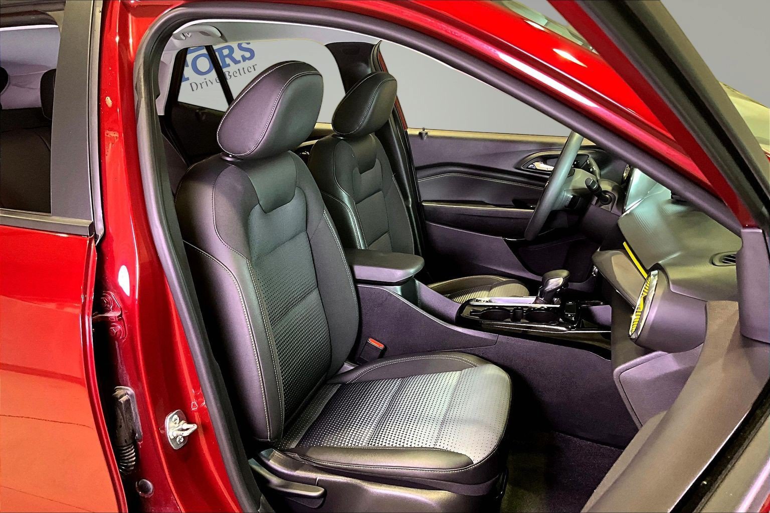 Used 2025 Chevrolet Trax LT FWD image 29