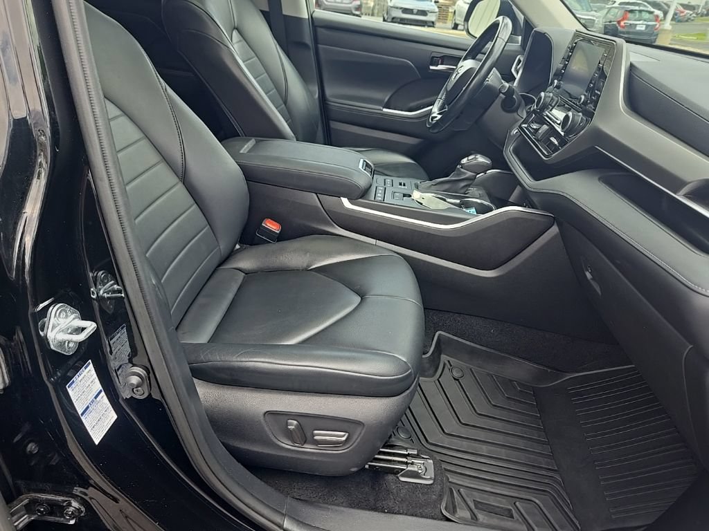 Used 2021 Toyota Highlander XLE AWD/4WD image 32