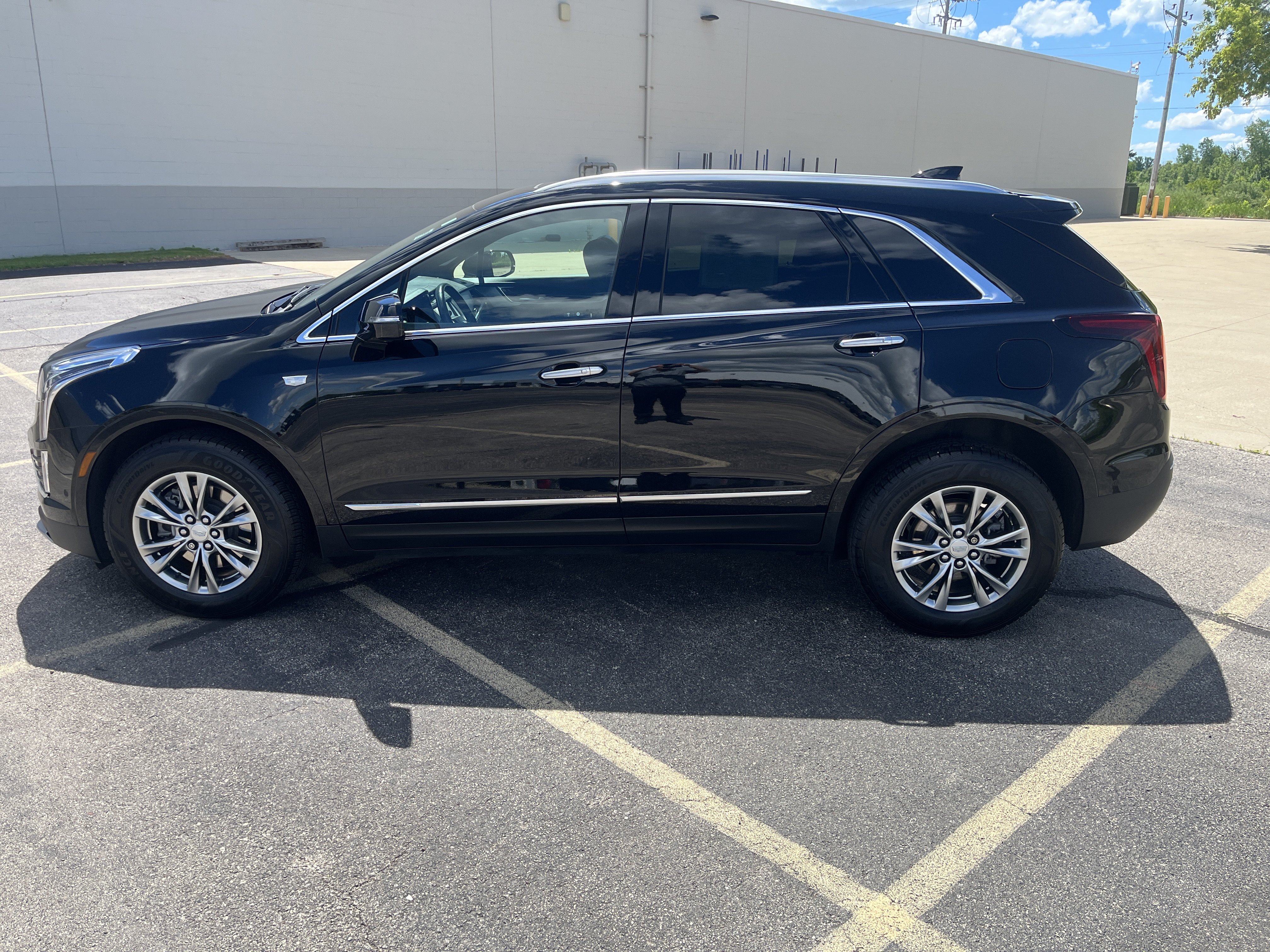 Used 2023 Cadillac XT5 Premium Luxury w/ Technology Package AWD/4WD image 3