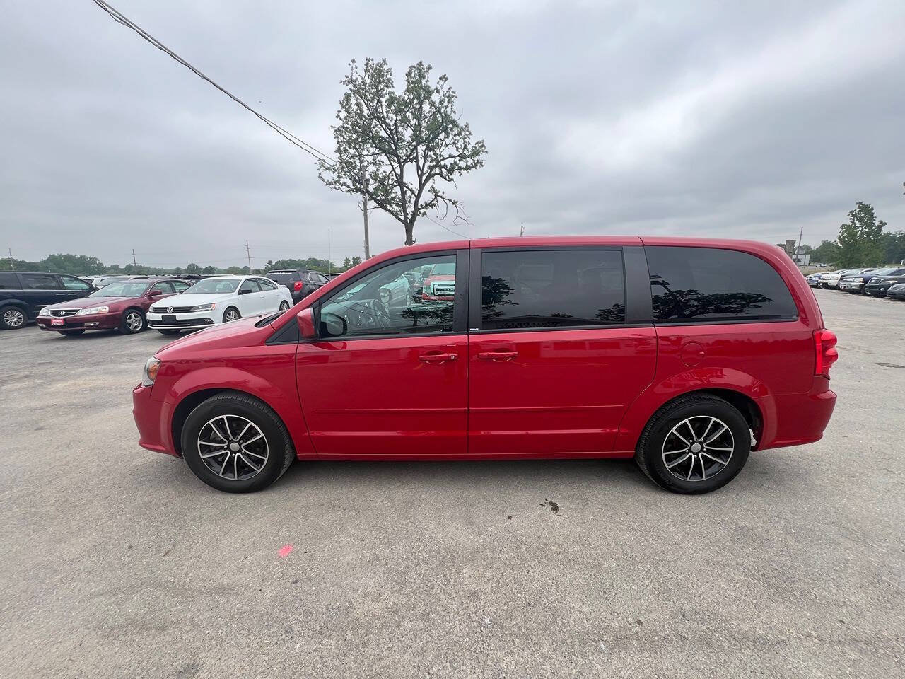 Used 2014 Dodge Grand Caravan SXT w/ Blacktop Package FWD image 4