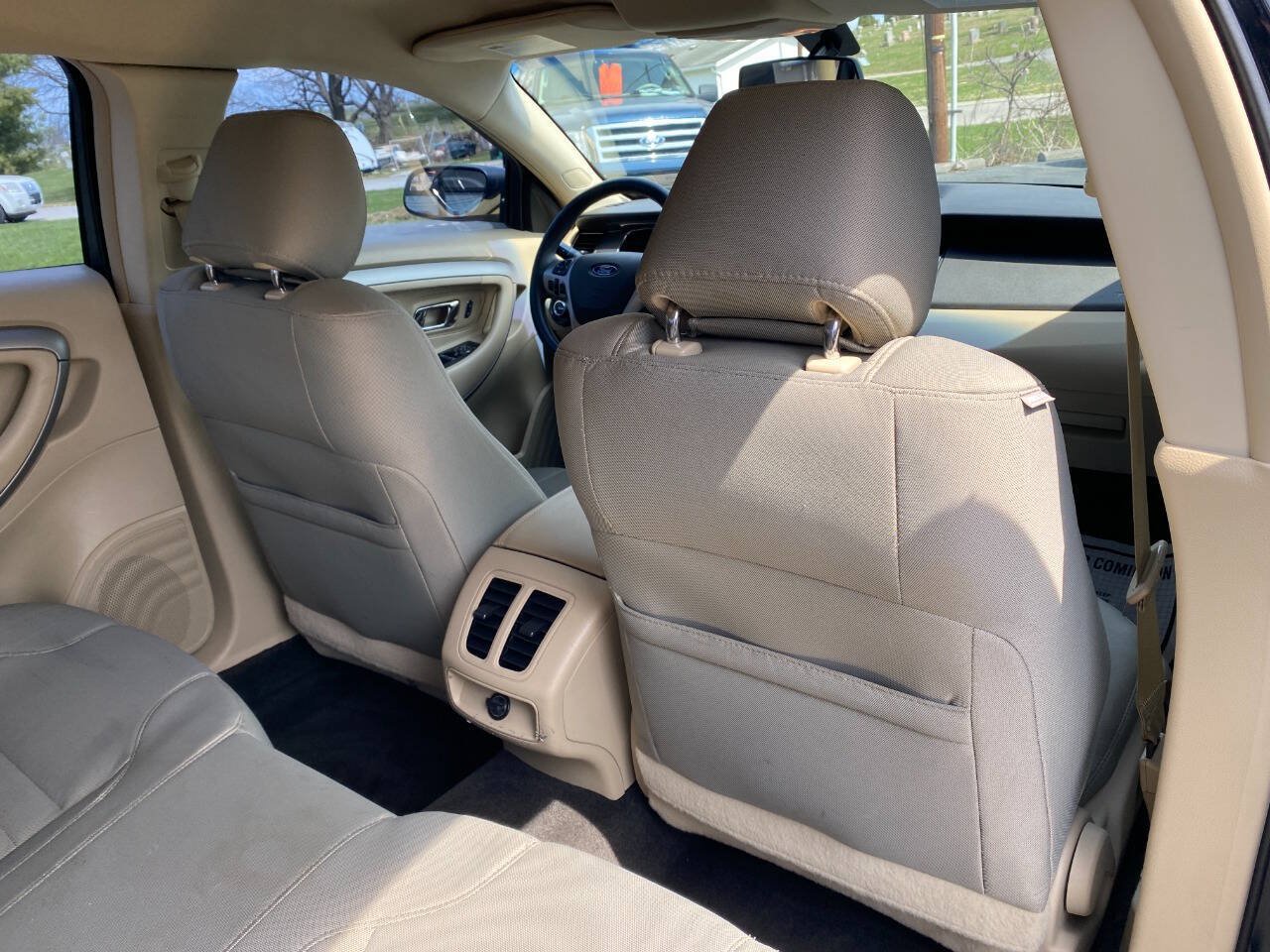 Used 2015 Ford Taurus SE FWD image 26